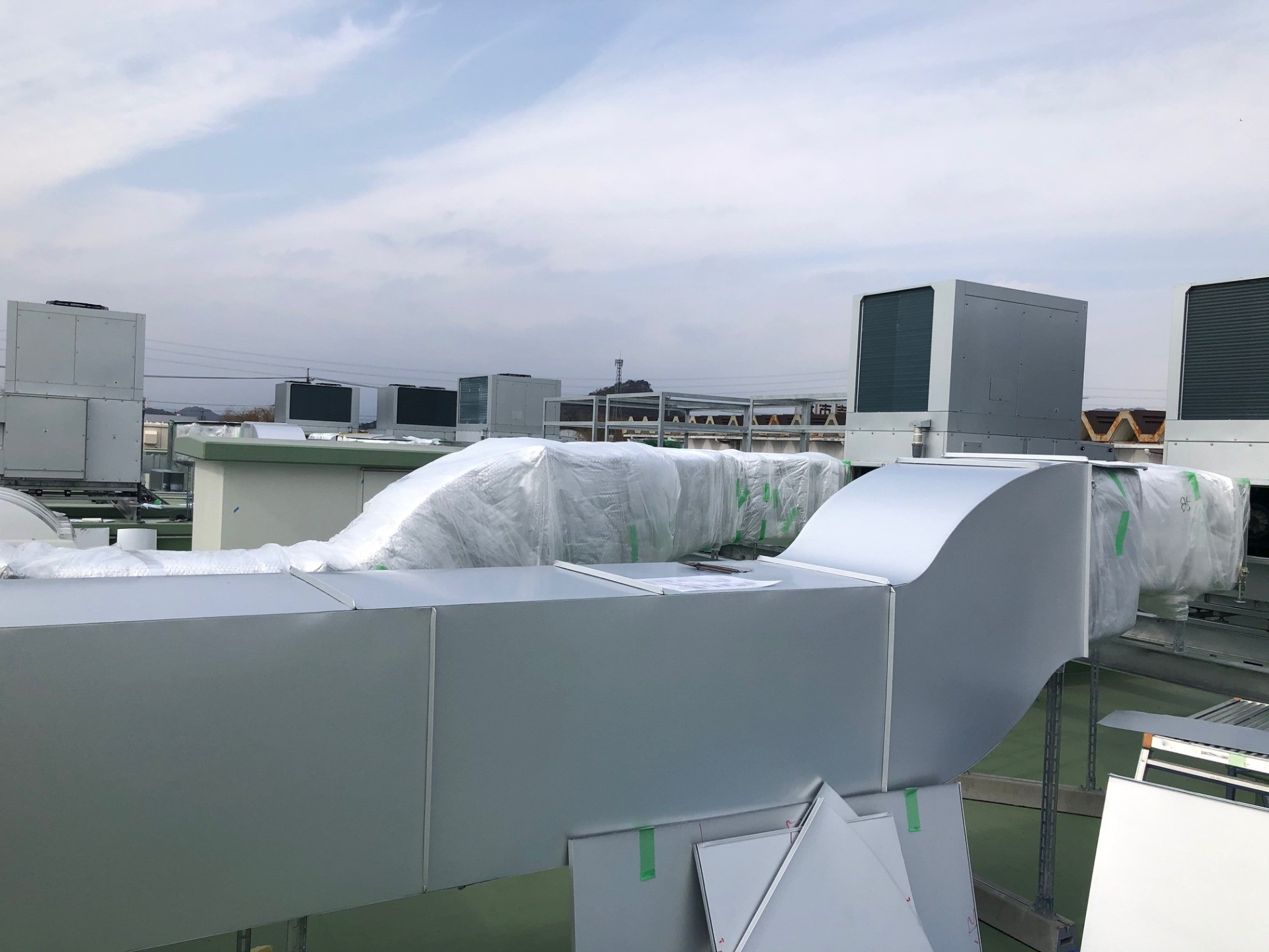 愛知県を拠点に空調衛生設備の保温・板金工事の請負いをやっている会社です。