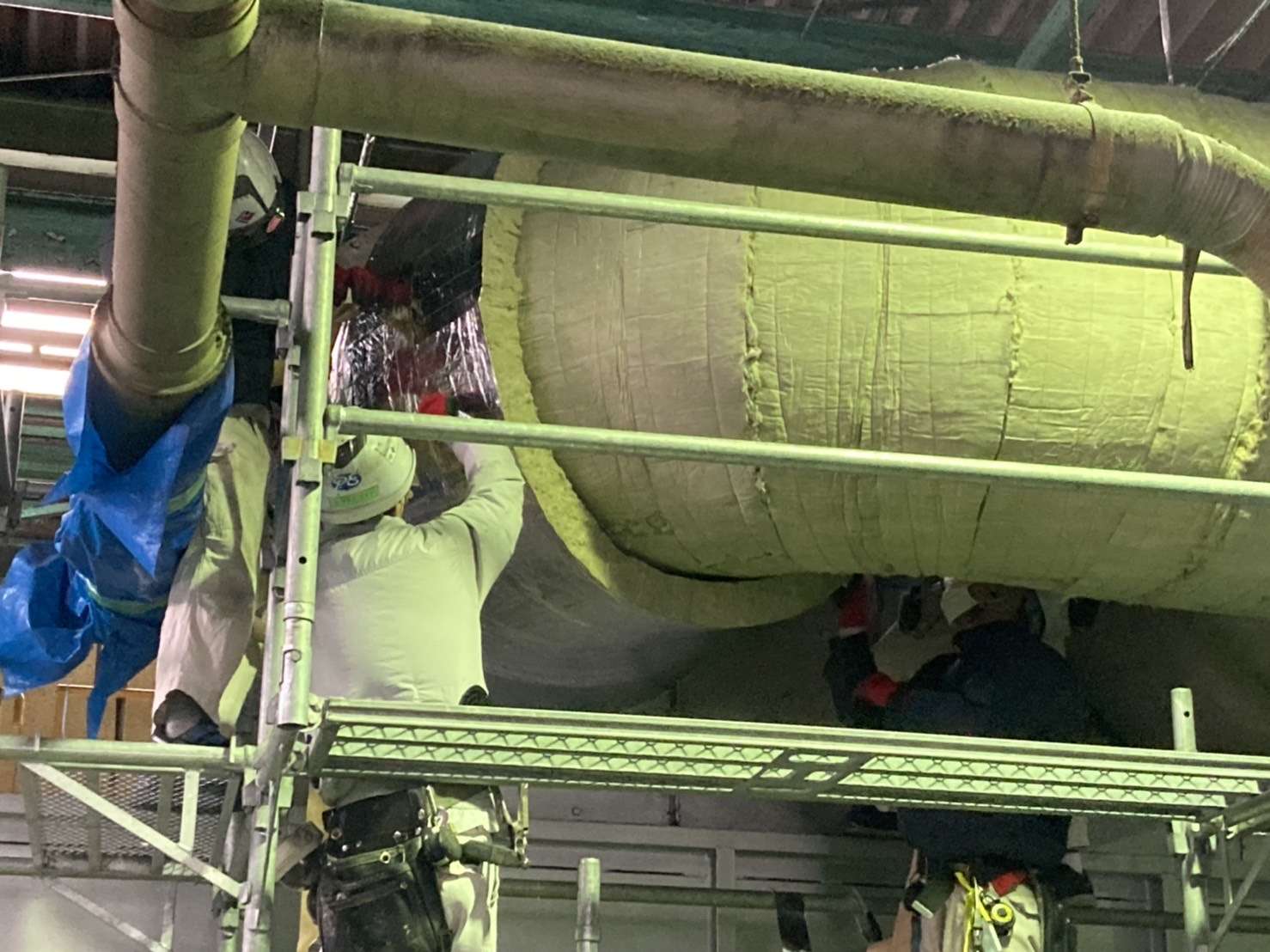 保温工事の作業風景でございます